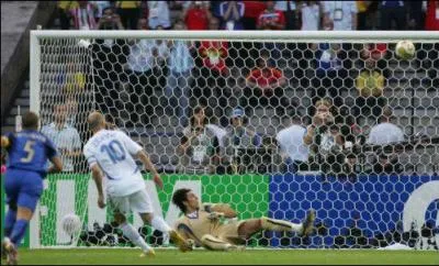 Le dernier but de Zidane : un penalty tir 'en feuille morte' face  Buffon, en finale de la Coupe du Monde 2006. Un dernier but... .