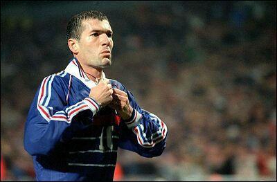 17 aot 1994, dbuts de Zidane en quipe de France. Face  la Rpublique Tchque, il remplace Martins et inscrit 2 buts qui permettent aux bleus d'arracher le nul. Comment marque t-il ?