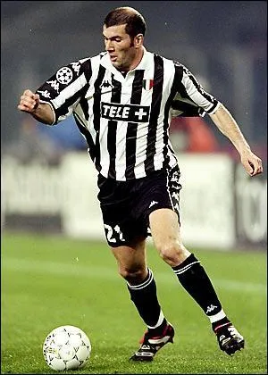 Il part ensuite exercer ses talents en Italie,  la Juventus Turin. En 5 saisons, il y inscrit 31 buts, dont le plus beau est peut-tre celui contre Bari lors de la saison 99/2000. Zidane a marqu...