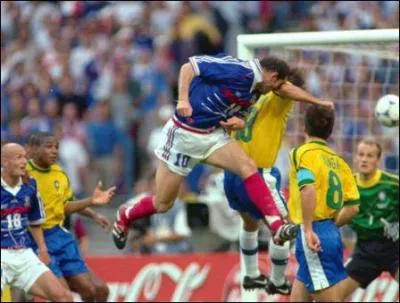 Un certain 12 juillet 98, Zidane inscrit un doubl face au Brsil qui fit beaucoup pour sa popularit. Un doubl de la tte, sur deux corners tirs par...