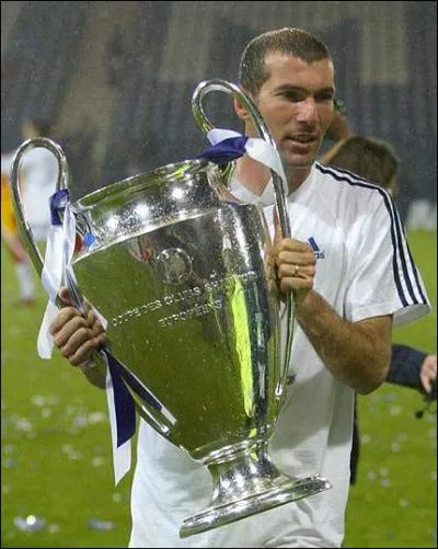 Le plus beau but de la carrire de Zidane : La fameuse 'vole de Glasgow', en finale de la Ligue des Champions 2001/2002. C'tait...