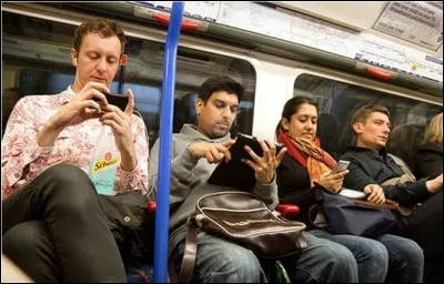 Dans les années 2006 et 2008 les réseaux sociaux sur téléphone se multiplient en particulier l'échange de...