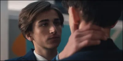 Qui est le copain de Charlie au d&eacute;but de la s&eacute;rie ?