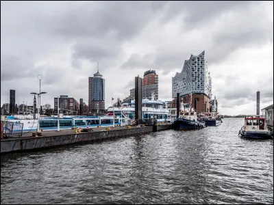 Laquelle de ces villes d'Allemagne est située près de l'embouchure de l'Elbe ?