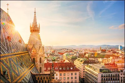 Laquelle de ces capitales porte également le nom d'une ville française ?