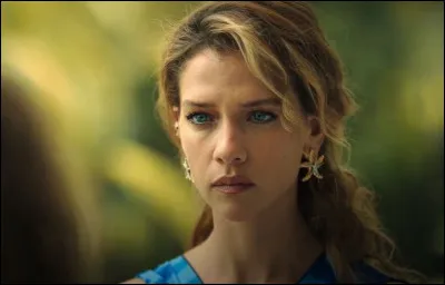 Voici l'actrice Carolina Miranda. Dans quelle série Netflix joue-t-elle un rôle principal ?