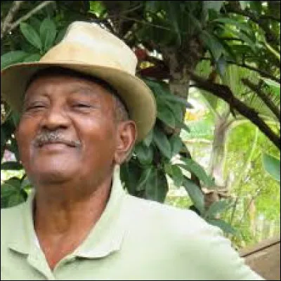 Né en 1935, de quel département d'Outre-mer le chanteur Firmin Viry est-il originaire ?