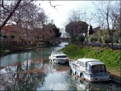 Nous faisons une halte sur le canal du Midi, à Poilhes. Village de l'aire d'attraction Biterroise, il se situe dans le département ...