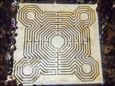 Quel est le nom de la bête mi-homme, mi-taureau, qui a été enfermée dans un labyrinthe avant d'avoir été tuée par Thésée ?