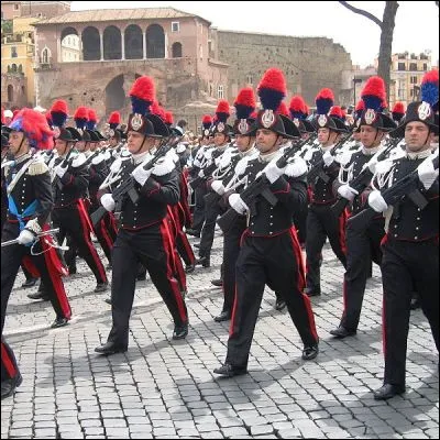 Quel skieur italien, membre des carabiniers, a remporté quatre classements généraux du slalom géant ?