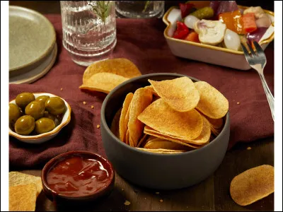 Très vite les chips deviennent indéniablement populaires. Elles représentent des snacks fort appréciés.