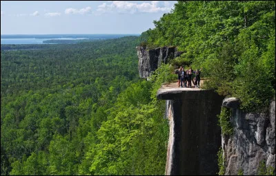 L'île Manitoulin est la plus grande île lacustre du monde : dans lequel de ces lacs est-elle située ?