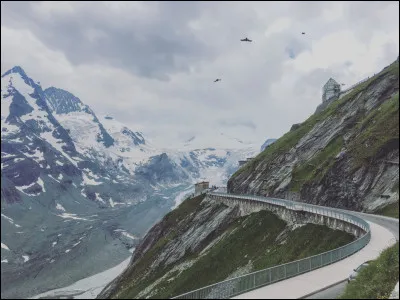 Avec 3 798 mètre d'altitude comment s'appelle le point culminant de l'Autriche ?
