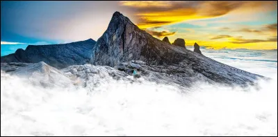 Sur quelle île se situe le mont Kinabalu (4 095 mètres d'altitude) ?