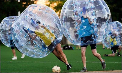 Pourquoi jouer au foot normalement, alors que c'est tellement plus agr&eacute;able de cette fa&ccedil;on ? Non ? Mais comment &ccedil;a s'appelle ce truc ?