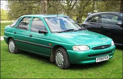 Cette voiture verte est une ...