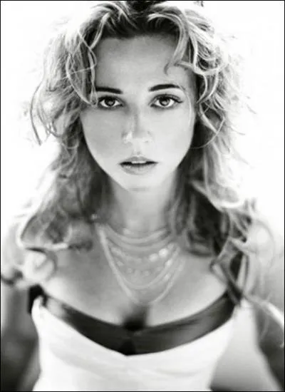 Incarne la jolie Sam de 'Urgences' mais aussi la timide Vera dans 'Scooby-Doo' :