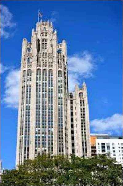Tribune : Dans quelle ville américaine se situe la Tribune Tower ?