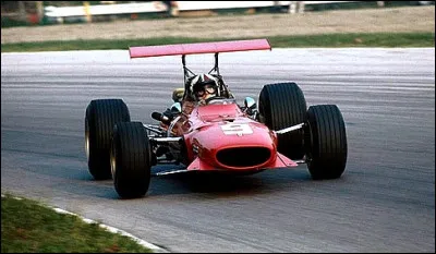 Pour quelle raison apparaissent en 1968 les ailerons au-dessus des moteurs ?