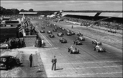 Sur quel circuit est lancée après-guerre, la première compétition officielle de Formule 1 ?