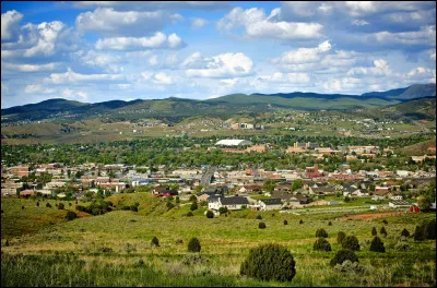 Quelle est cette ville de l'Idaho, peuplée de 55 000 habitants, bordée par la Snake et dont le nom est un hommage au chef Shoshone ?
