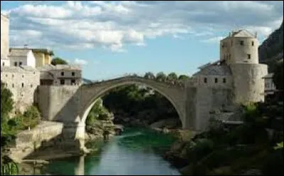 Plus difficile. Dans quel lays faut-il se rendre pour découvrir le Stari Most ?