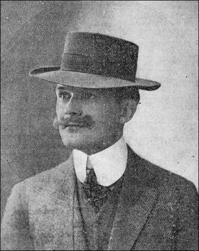 Personnage crée par le Français Jean Joseph-Renaud en 1907, j'apparais dans son recueil "Le Chercheur de merveilleux", je suis le...