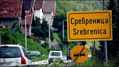 Que sest-il passé dans la ville bosniaque de Srebrenica en juillet ?