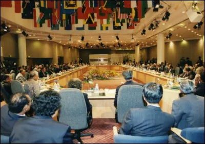 De quelle organisation intergouvernementale le Nigéria a-t-il été temporairement suspendu ?