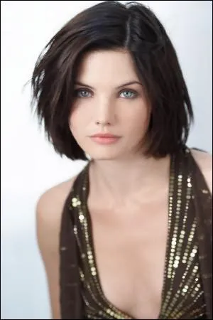 Prsente comme le sosie de Cameron Diaz lorsqu'elle s'est fait connatre dans la saga de l't de M6 : 'Laura' :