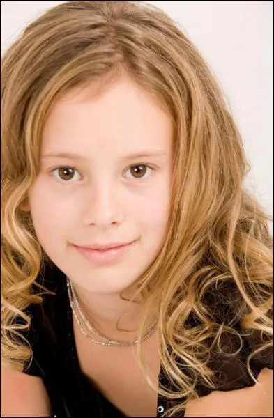 A incarn la mystrieuse petite Maya, venue du pass, dans 'Les 4 400' :