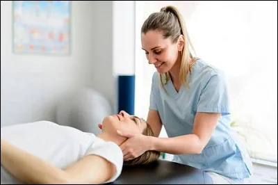 Quel spécialiste remonte jusqu'à l'origine de la douleur chez son patient ?