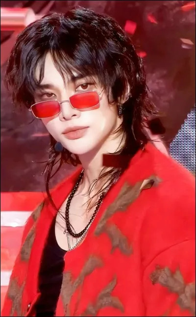 Dans quel mv est-il habillé comme ça ?