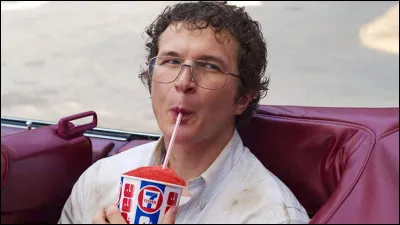 Dans la saison 3, quelle est la principale menace liée à la Russie qui se cache sous le centre commercial Starcourt ?