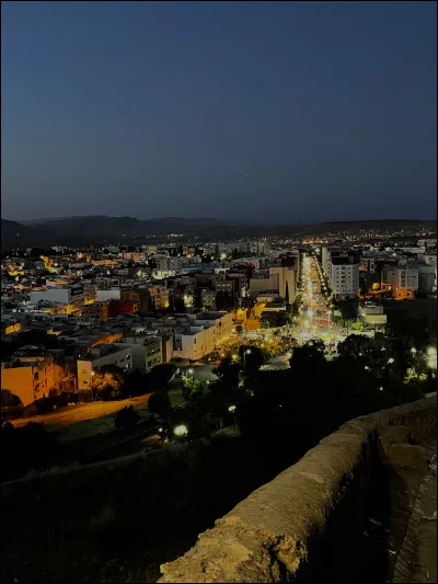 Quel plat est traditionnellement préparé pour célébrer la naissance dun enfant au Maroc ?