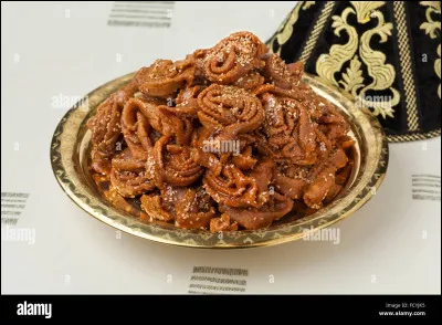 Quel dessert marocain est à base de pâte damandes et de miel ?