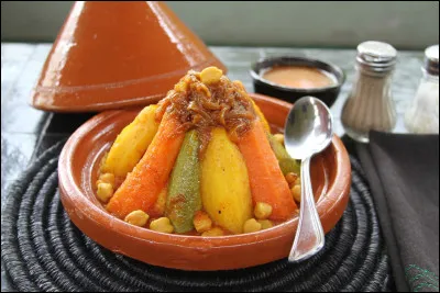 Quels fruits secs sont fréquemment utilisés dans les plats marocains ?