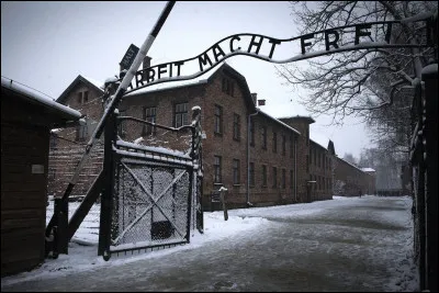 Quelles personnes étaient retenues dans ce camp ?