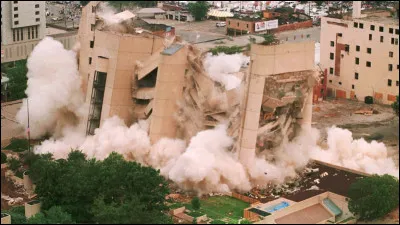 Attentat d'Oklahoma City : Explosion d'une camionnette piégée qui a détruit un bâtiment fédéral aux États-Unis.