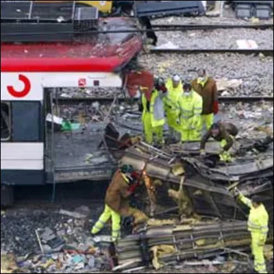 Attentats de Madrid : Attentats à la bombe dans les trains de banlieue de Madrid, Espagne.