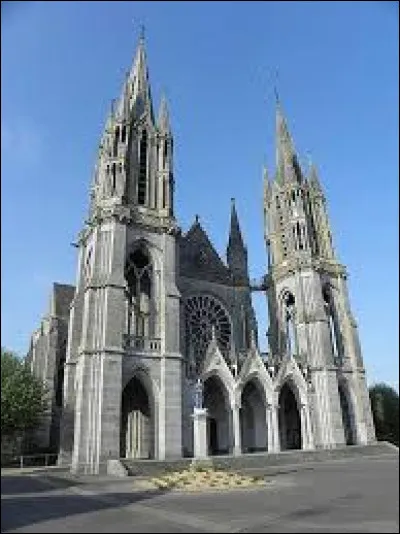 Voici la basilique Notre-Dame, à Pontmain. Commune des Pays-de-la-Loire, elle se situe dans le département ...
