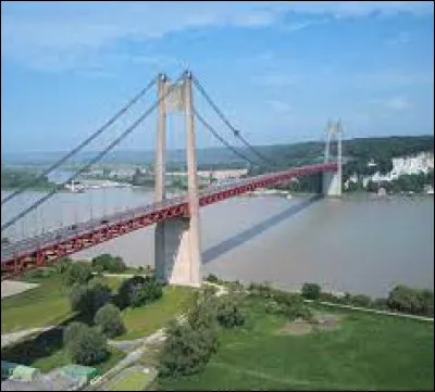 Quel cours d'eau passe sous le pont de Tancarville ?