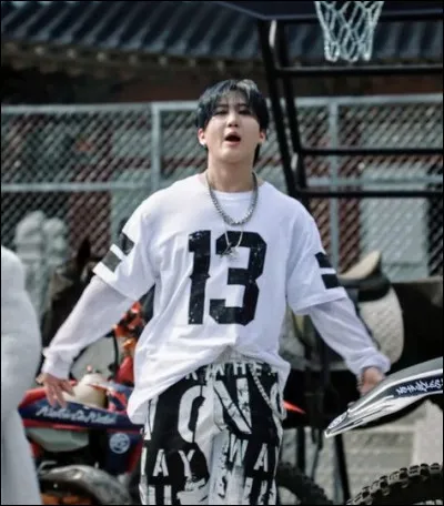 Dans quel mv est-il habillé comme ça ?