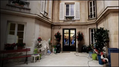 Quelle shortcom plante son décor au 28, rue de la Source ?