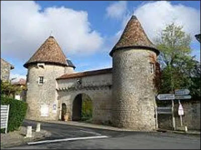 Vous avez sur cette image le logis des Tours, à Villefagnan. Commune néo-aquitaine, dans l'arrondissement de Confolens, elle se situe dans le département ...