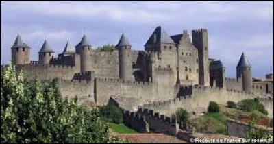 Quelle ville associe-t-on à ces remparts ?