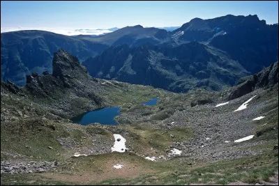 Létang des Redouneilles des brebis est situé en Ariège, à 2 228 mètres d'altitude. Dans quelle chaîne de montagnes se trouve-t-il ?