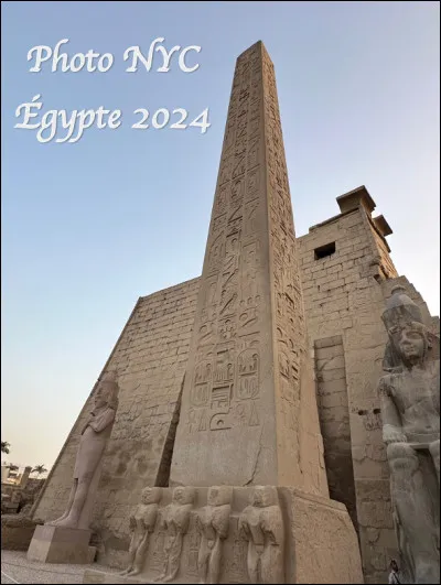 Quel est le nom de cette colonne à base carrée, monument sacré de l'Égypte antique située à Louxor ?