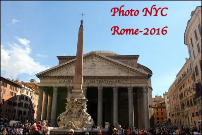 Quel est le nom de ce temple du 1er siècle avant J.-C. dont la façade comporte 16 colonnes monolithes en granit avec des chapiteaux corinthiens en marbre, édifié à Rome ?
