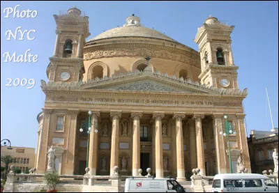 Dans quelle ville de Malte est situé le sanctuaire de Sainte-Marie de l'assomption, une basilique ronde avec une façade aux colonnes ioniques ?